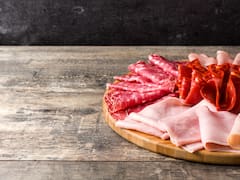 Alerta máxima: ordenan retirar estos fiambres de todos los supermercados y puntos de venta por la presencia de una peligrosa bacteria