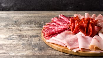 Alerta máxima: ordenan retirar estos fiambres de todos los supermercados y puntos de venta por la presencia de una peligrosa bacteria