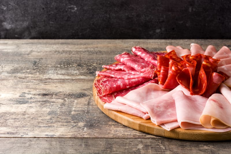 Las tablas de madera son una de las mejores opciones para usar en la cocina.