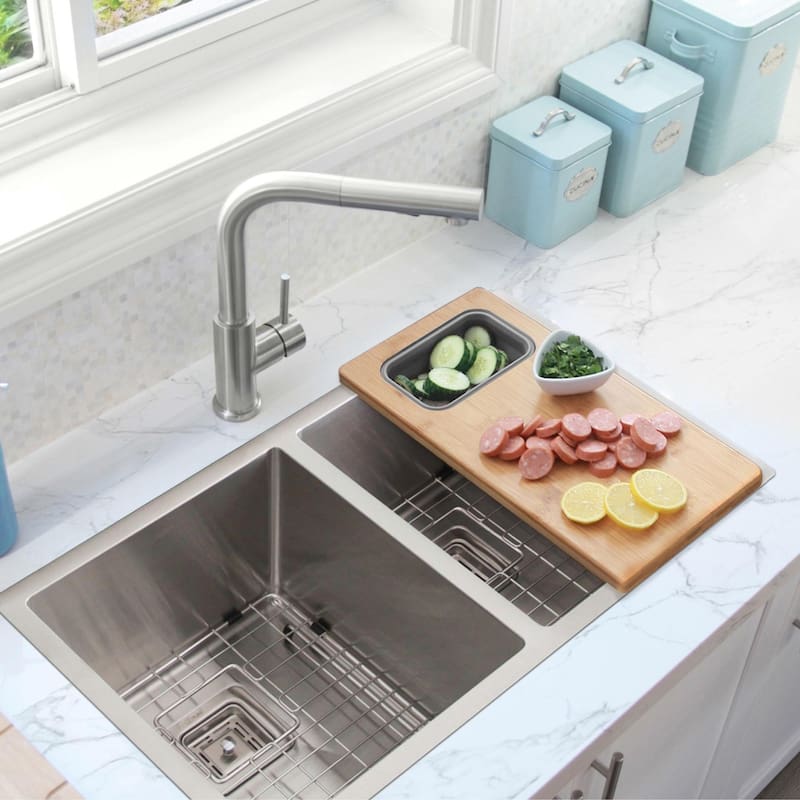 La tabla extensible sobre el fregadero es una alternativa para aprovechar mejor el espacio de la cocina.