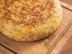 Ni hervir las papas ni freírlas: el sencillo truco para hacer una tortilla española deliciosa y sin grasas