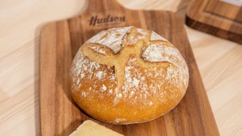 El truco casero para hacer pan casero saludable y que salga crujiente sin vaporera