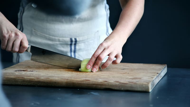 Cuál es la mejor tabla para cortar alimentos, según los expertos