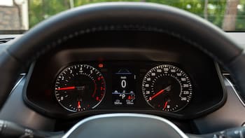 Alerta en el tablero del auto: el símbolo que ningún conductor debería ignorar para prevenir fallas en el motor