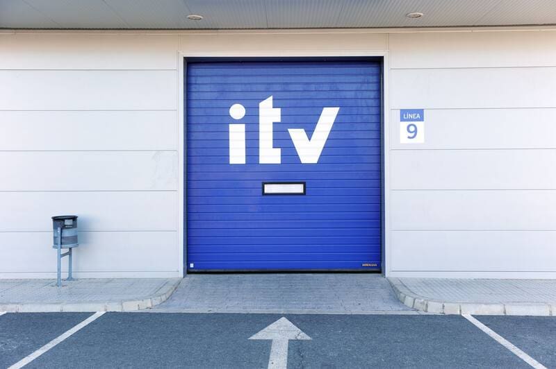 La ITV verifica elementos clave como frenos, neumáticos y sistemas de iluminación para garantizar la seguridad vial y reducir accidentes.
