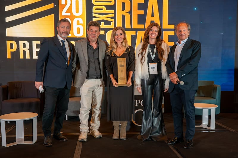 Tamara Goldfarb y uno de sus socios, Gabriel Lubelski (pantalón claro) en la entrega de Premios Expo Real Estate 2026