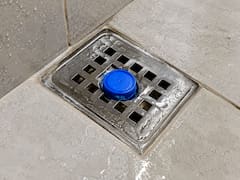 Poner una tapita de botella en el desagüe de la ducha: por qué recomiendan hacerlo en casa y qué problema soluciona