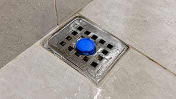 Poner una tapita de botella en el desagüe de la ducha: por qué recomiendan hacerlo en casa y qué problema soluciona