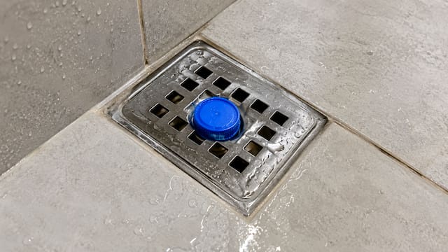 Poner una tapita de botella en el desagüe de la ducha: por qué recomiendan hacerlo en casa y qué problema soluciona