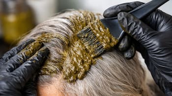 Adiós definitivo a las canas: la preparación casera sin tintes ni químicos para cubrir todo el gris del cabello en una noche