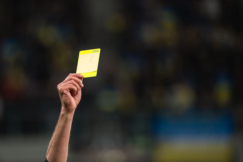 Las tarjetas amarillas podrán corregirse cuando el VAR detecte que el árbitro atribuyó incorrectamente una conducta antideportiva. Fuente: Shutterstock.