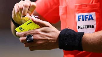 Cambia el fútbol para siempre | Ahora el árbitro podrá quitarle una tarjeta amarilla a un jugador y concedérsela automáticamente al rival