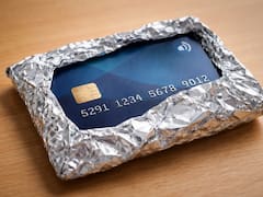 Cubrir tarjetas de débito y crédito en papel aluminizado: para qué se usa y por qué lo aconsejan