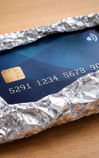 Cubrir tarjetas de débito y crédito en papel aluminizado: para qué se usa y por qué lo aconsejan