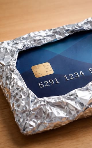 Envolver tarjetas de débito y crédito en papel aluminio: para qué sirve y por qué lo recomiendan