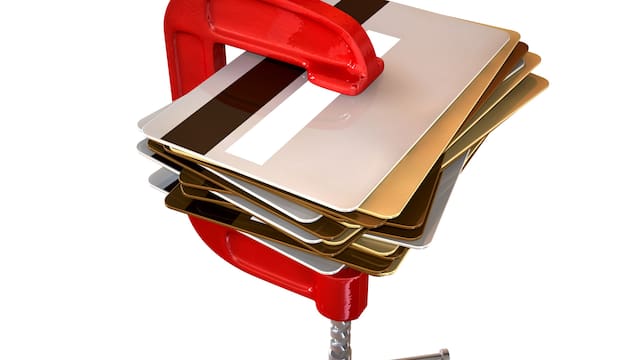 Caen consumos con tarjetas por la nueva estrategia de los bancos para frenar la morosidad