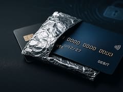 Envolver las tarjetas de crédito en papel aluminio: para qué sirve y por qué lo recomiendan