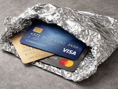 Por qué expertos recomiendan envolver tus tarjetas de crédito en papel aluminio y cómo hacerlo para evitar robos de datos
