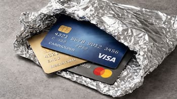 Por qué expertos recomiendan envolver tus tarjetas de crédito en papel aluminio y cómo hacerlo para evitar robos de datos