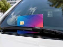 Qué significa encontrar una tarjeta de crédito en el parabrisas del coche y por qué es fundamental saber cómo actuar