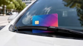 Qué significa encontrar una tarjeta de crédito en el parabrisas del coche y por qué es fundamental saber cómo actuar