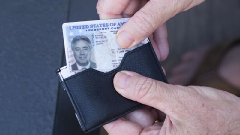 Así luce una tarjeta pasaporte de Estados Unidos.