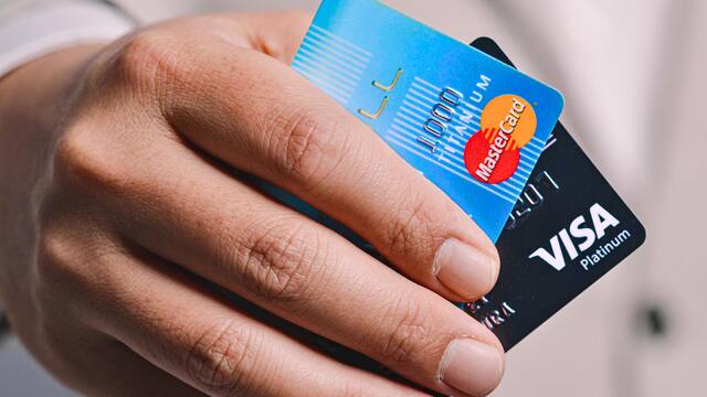 Para bajar la mora, los bancos salen a refinanciar a deudores con tarjetas