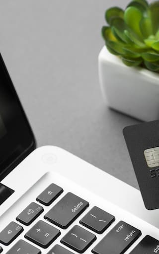Golpear la tarjeta de crédito sobre la mesa: para qué sirve y por qué lo recomiendan