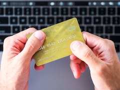 Golpear la tarjeta de crédito sobre la mesa | Para qué sirve y por qué muchas personas lo hacen