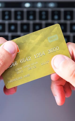 Golpear la tarjeta de crédito sobre la mesa | Para qué sirve y por qué muchas personas lo hacen