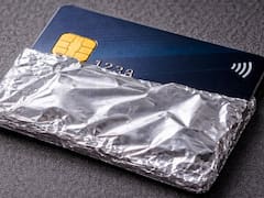 Para qué sirve envolver las tarjetas con papel aluminio y por qué lo recomiendan