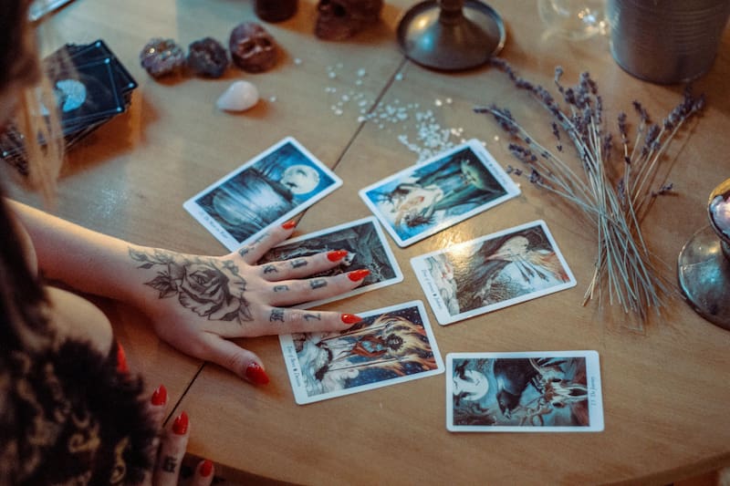En el estado de Pensilvania, el Estatuto Consolidado contempla una práctica que ganó una gran popularidad en el último tiempo y que es considerada como una de las mejores prácticas de adivinación. Se trata de la lectura del tarot. . Fuente: Pexels