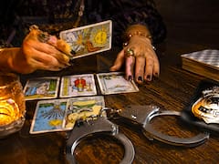 Medida oficial | Por orden del Gobierno, castigarán una por una a todas las personas que lean el tarot en estas condiciones