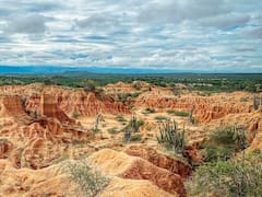 El desierto de Colombia que parece de otro planeta: tiene paisajes rojizos y es uno de los mejores lugares para observar las estrellas