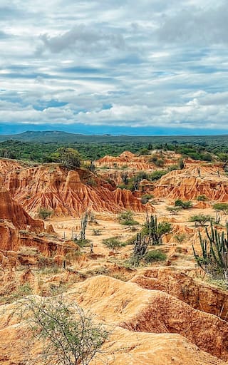 El desierto de Colombia que parece de otro planeta: tiene paisajes rojizos y es uno de los mejores lugares para observar las estrellas