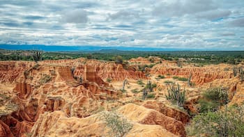 El desierto de Colombia que parece de otro planeta: tiene paisajes rojizos y es uno de los mejores lugares para observar las estrellas