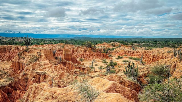 El desierto de Colombia que parece de otro planeta: tiene paisajes rojizos y es uno de los mejores lugares para observar las estrellas