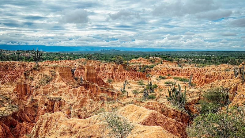 Este destino ubicado en Villavieja, Huila, combina paisajes áridos y formaciones naturales con cielos de baja contaminación lumínica, ideales para observar estrellas y otros fenómenos astronómicos.
