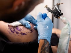 Exigen el retiro urgente de una conocida tinta para tatuajes por ser peligrosa para la piel