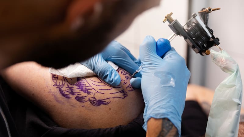 La AEMPS ordena la retirada urgente de varias tintas para tatuaje por incumplir la normativa europea. Qué productos están afectados, qué riesgos pueden tener para la piel y qué deben hacer tatuadores y clientes en España.