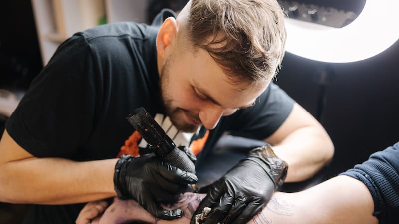 La AEMPS retiró del mercado una tinta de tatuaje no autorizada en España. Cómo identificar el producto afectado y qué deben hacer usuarios y estudios.