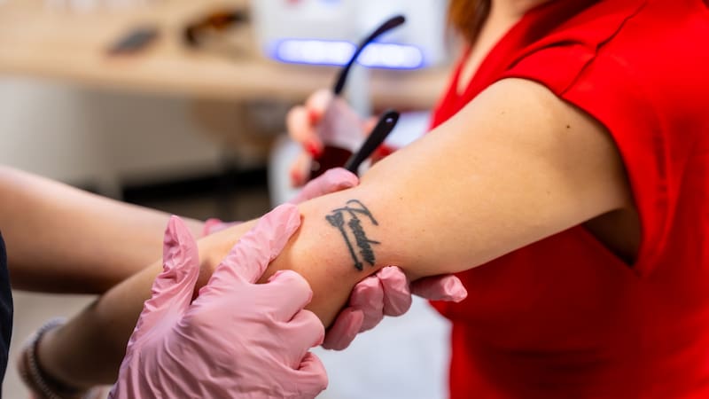Científicos alertan por el riesgo para la salud de tatuarse.