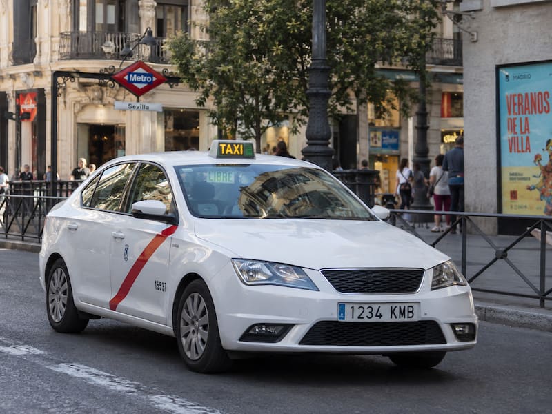 José Antonio, taxista en España: “Trabajo 12 horas, 6 días a la semana y puedo ganar unos 2000 euros netos” (ChatGPT)