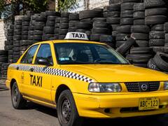 Un taxista juntó 1500 neumáticos para construir una casa desde cero. Cinco años más tarde levantó su propia vivienda de dos pisos