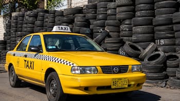 Un taxista juntó 1500 neumáticos para construir una casa desde cero. Cinco años más tarde levantó su propia vivienda de dos pisos