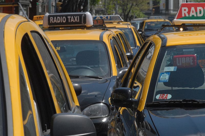 Las tarifas de taxi en Colombia fueron actualizadas en 2026 tras el aumento del salario mínimo y la revisión de costos operativos. (Fuente: archivo)