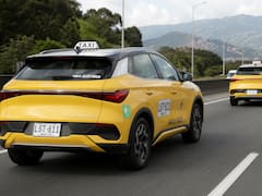 Los primeros taxis eléctricos ya circulan en Bogotá: inversión millonaria y un modelo que busca reducir costos y emisiones