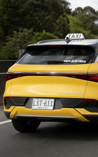 Los primeros taxis eléctricos ya circulan en Bogotá: inversión millonaria y un modelo que busca reducir costos y emisiones
