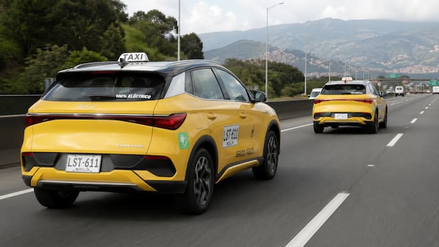 Los primeros taxis eléctricos ya circulan en Bogotá: inversión millonaria y un modelo que busca reducir costos y emisiones