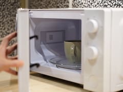 Colocar bicarbonato con agua en el microondas: para qué sirve este sencillo truco de limpieza